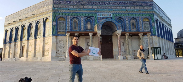 Armin Navabi mit dem "Grünen Kreis" vor dem Felsendom in Jerusalem
