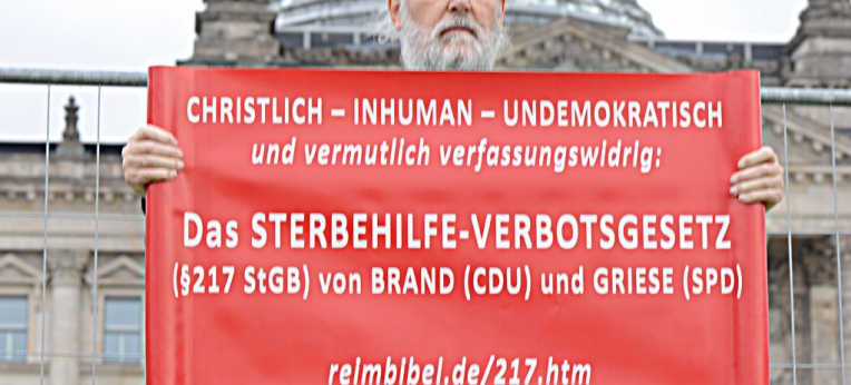 Wolfgang Klosterhalfen protestiert vor dem Reichtagsgebäude gegen den § 217 StGB