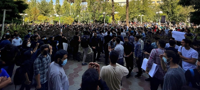 Studenten und Studentinnen der Amir Kabir Universität protestieren