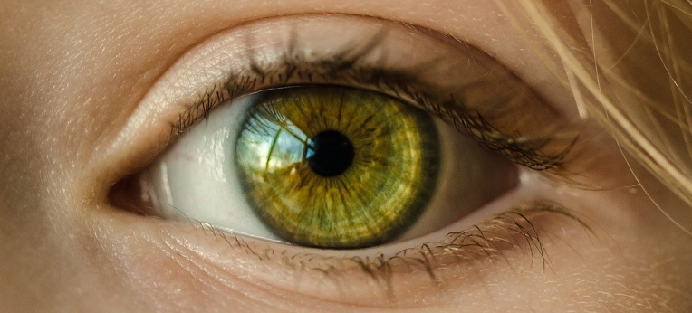 Leider kein Witz: Die Irisdiagnose geht davon aus, dass Erkrankungen des Menschen in den Strukturen seiner Iris sichtbar sind.