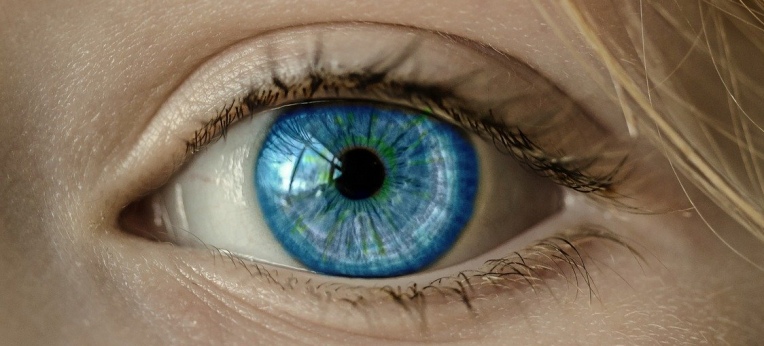Manche Esoteriker versprechen, durch Hokuspokus die Augenfarbe ändern zu können.