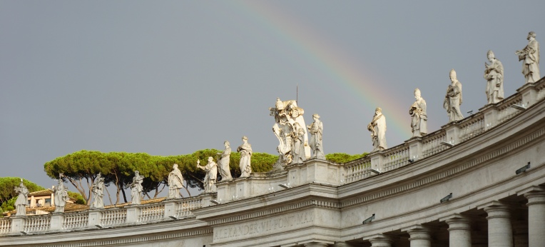 Ein Regenbogen über dem Vatikan