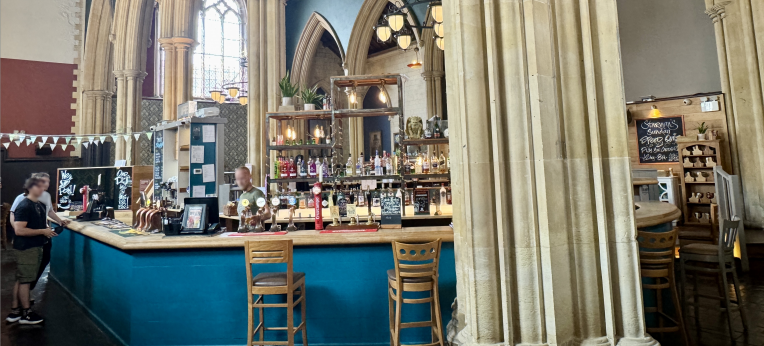 Eine Bar in einer Kirche Eine Bar in einer Kirche