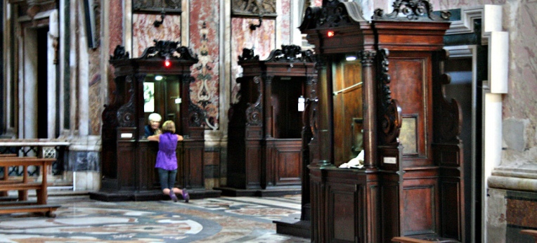 offene Beichtstühle in der Kirche Gesù Nuovo, Neapel