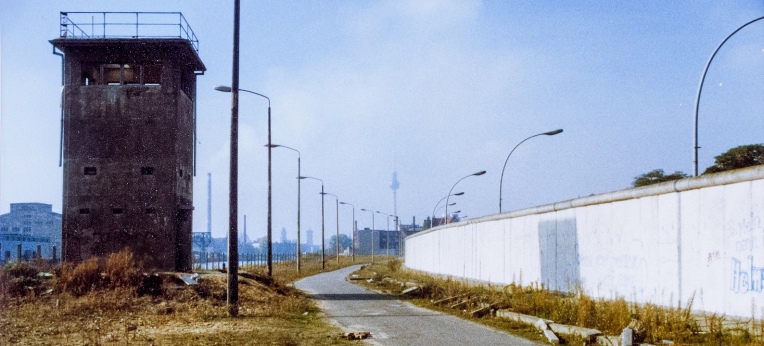 Todesstreifen und Wachturm an der "Berliner Mauer"