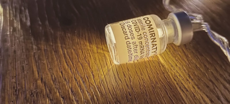Lichterkette aus leeren Impf-Ampullen
