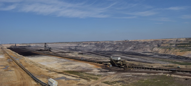 Der Abbau von Kohle im Tagebau greift massiv in die Landschaft ein