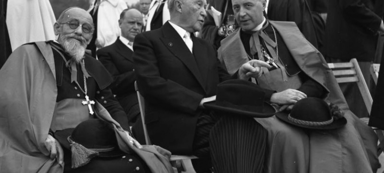 Katholikentag in Köln (1956). Adenauer mit den Kardinälen Joseph Wendel (München-Freising, rechts) und Eugène Tisserant
