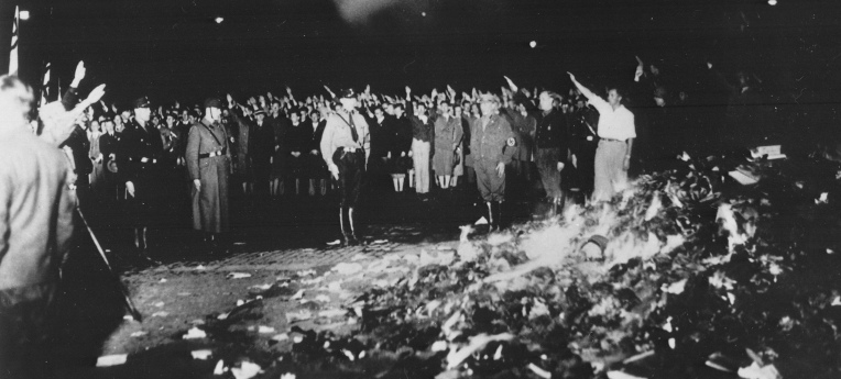 10. Mai 1933, Bücherverbrennung durch die Deutsche Studentenschaft am Opernplatz in Berlin.