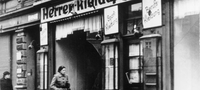 Zerstörtes jüdisches Geschäft in Magdeburg, November 1938