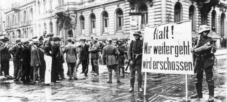 Putschende Soldaten mit Transparent "Halt! Wer weitergeht wird erschossen" am Wilhelmplatz vor dem abgeriegelten Regierungsviertel