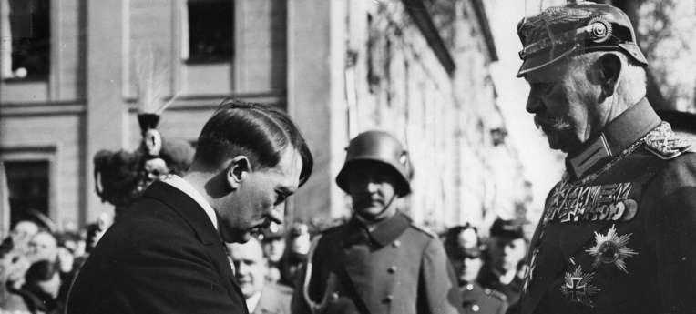 Reichskanzler Adolf Hitler verneigt sich vor Reichspräsident Paul von Hindenburg, (Potsdam, 21. März 1933)