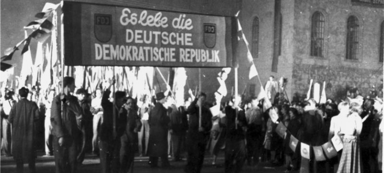 Fackelzug der FDJ zur Gründung der DDR am 7. Oktober 1949