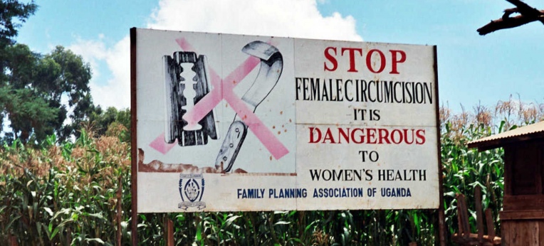 Plakat gegen weibliche Genitalbeschneidung in Uganda