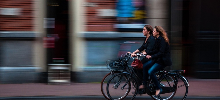 Unkeusch - Frauen auf Fahrrädern
