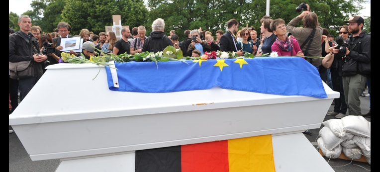 "Die Toten kommen", Protest gegen die Flüchtlingspolitik am 21.06.2015 in Berlin