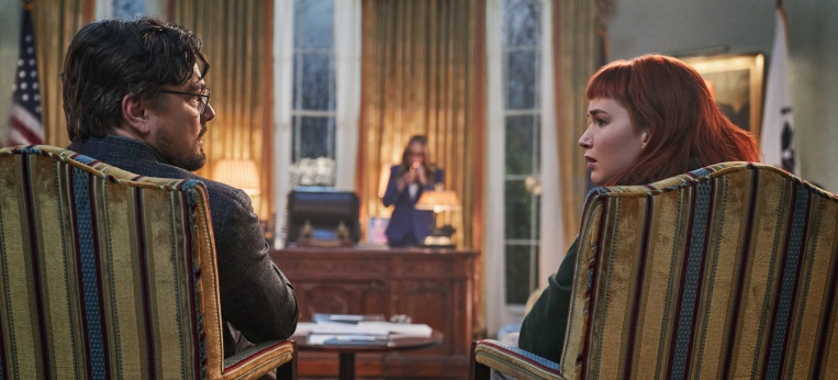 Dr. Randall Mindy (Leonardo DiCaprio) und Kate Dibiasky (Jennifer Lawrence) im Oval Office