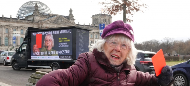 Dolly Hüther mit der roten Karte vor dem Reichstag