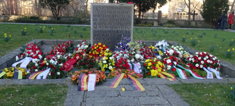 Gedenkstein für die ermordeten Barrikadenkämpfer*innen