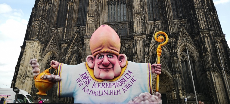 Der "Eichelbischof" vor dem Kölner Dom