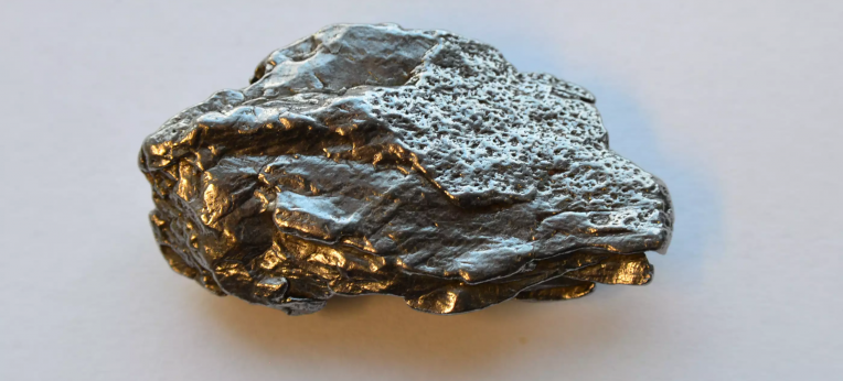 Ein kleines Fragment des Campo-del-Cielo-Eisenmeteoriten.
