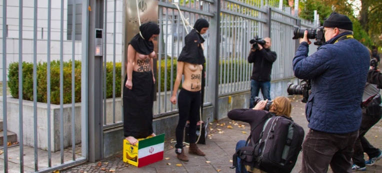 Protest der "Femen" vor der iranischen Botschaft in Berlin.
