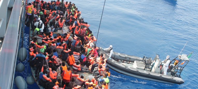 Flüchtlinge im Mittelmeer vor ihrer Aufnahme durch ein Kriegsschiff
