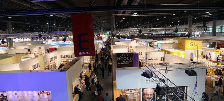 Überblick über eine Halle der Frankfurter Buchmesse