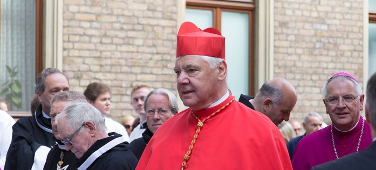 Kardinal Müller – hier mit rotem Aluhut