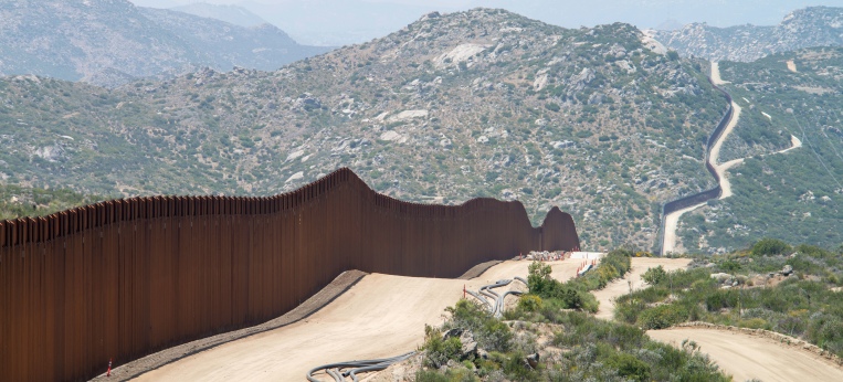 Mauer an der Grenze zwischen Mexiko und den USA