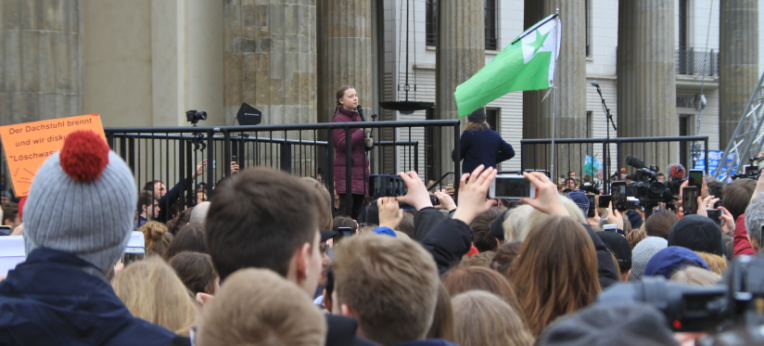 Greta Thunberg spricht auf einer Kundgebung der "Fridays For Future" vor dem Brandenburger Tor.