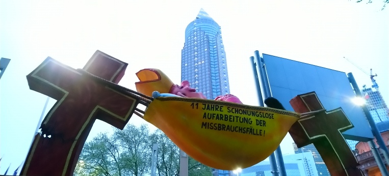 Der "Hängemattenbischof" vor der Frankfurter Skyline