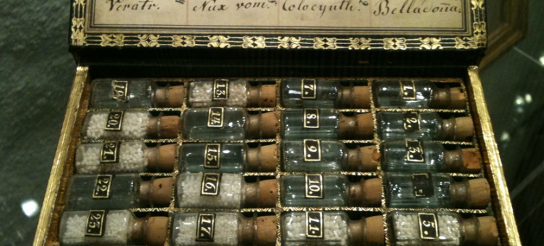 Homöopathische Taschenapotheke, die Hahnemann in seinen letzten Lebensjahren in Paris benutzte. (Deutsches Apothekenmuseum, Heidelberg)