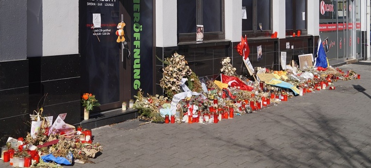 Kränze, Blumen und Kerzen am Tatort Heumarkt in Hanau 2020.