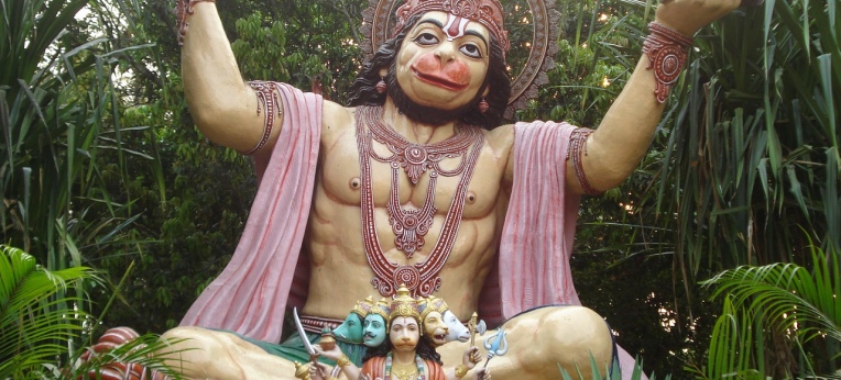 Der Mensch schafft sich Götter nach seinem Bilde - hier der indische  Gott Hanuman nach dem Brustmuskeltraining