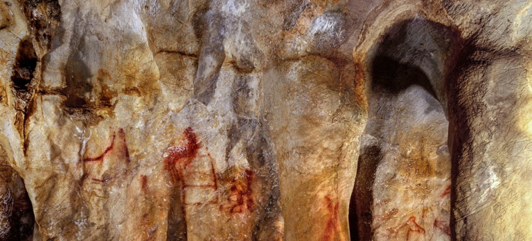 Höhlenmalerei in der Höhle La Pasiega (Sektion C). Das leiterartige Gemälde aus waagrechten und senkrechten Linien (Mitte links) ist über 64.000 Jahre alt und muss daher von Neandertalern stammen.