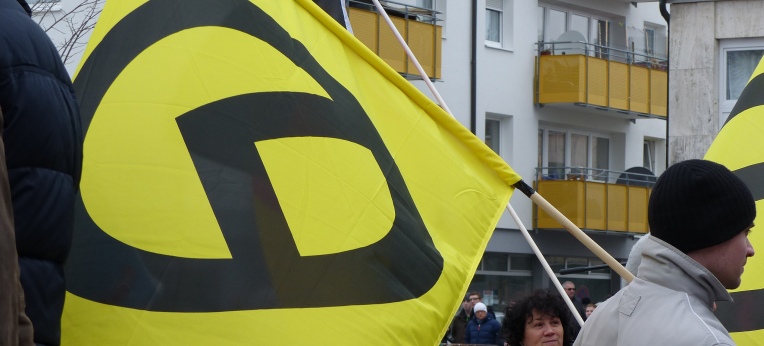 Die Fahne der Identitären Bewegung bei einer AfD-Demonstration