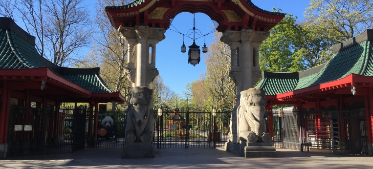 geschlossener Eingang des Berliner Zoos