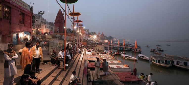 Varanasi: Ghats, die Treppenstufen entlang des "heiligen Flusses" Ganges.
