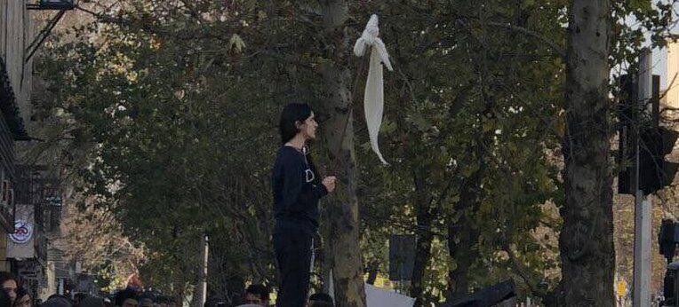 Diese tapfere iranische Frau befestigte ihren Schleier als Protest gegen den obligatorischen Hijab an einem Stock, den sie dann wie eine Fahne schwenkte. Sie und die Gruppe junger Menschen, die sie unterstützten, wurden danach von Sicherheitskräften verha
