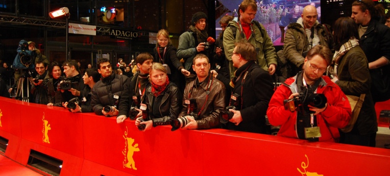 Journalisten warten am Roten Teppich der Berlinale.