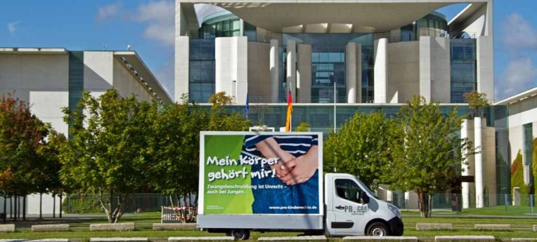 Beschneidungskampagne - vor dem Bundeskanzleramt