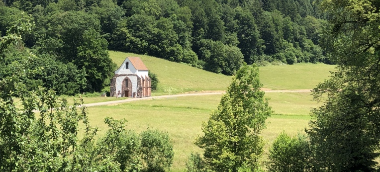 Die vom Kloster verbliebene ursprüngliche Hospitalkapelle und spätere (nach 1556) Tennenbacher Pfarrkirche im Juni 2019.
