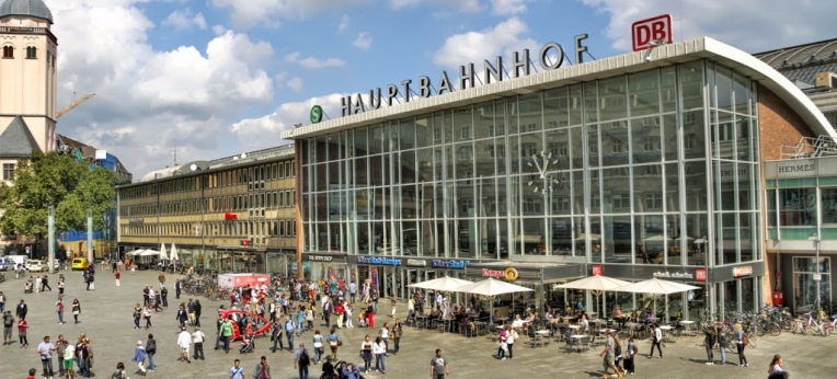 Der Kölner Bahnhofsvorplatz (im Schatten des Doms)