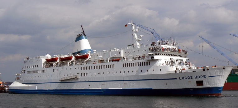 Das christliche Hilfsschiff Logos Hope von der Organisation "Operation Mobilisation" 2008 in Kiel.