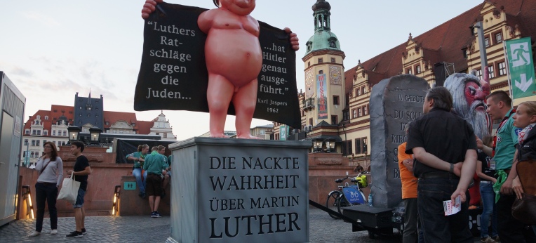 Aktion des Künstlerkollektivs "Das 11. Gebot" in Leipzig mit dem "nackten Luther"