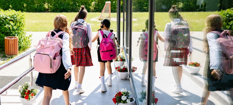 Mädchen auf dem Weg zur Schule Mädchen auf dem Weg zur Schule