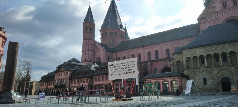 Kunstinstallation von David Farago vor dem Mainzer Dom