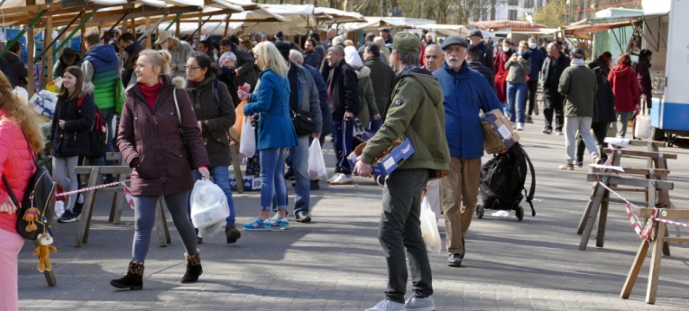 Trotz der auch in Berlin verhängten Einschränkungen war der Wochenmarkt in Berlin-Schöneberg am 4. April 2020 gedrängt voll.