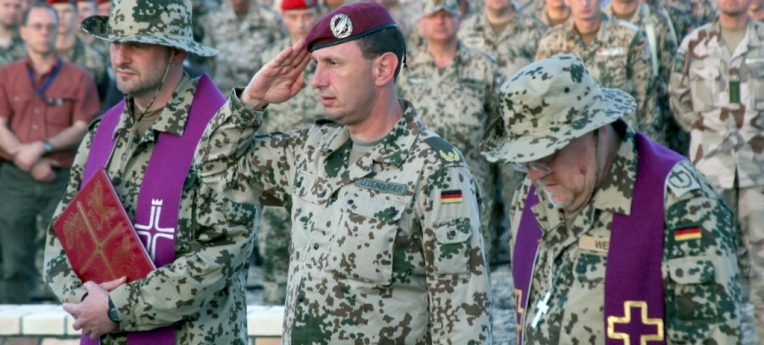 katholischer Militärpfarrer (links) und evangelischer Militärpfarrer (rechts) im ISAF-Einsatz